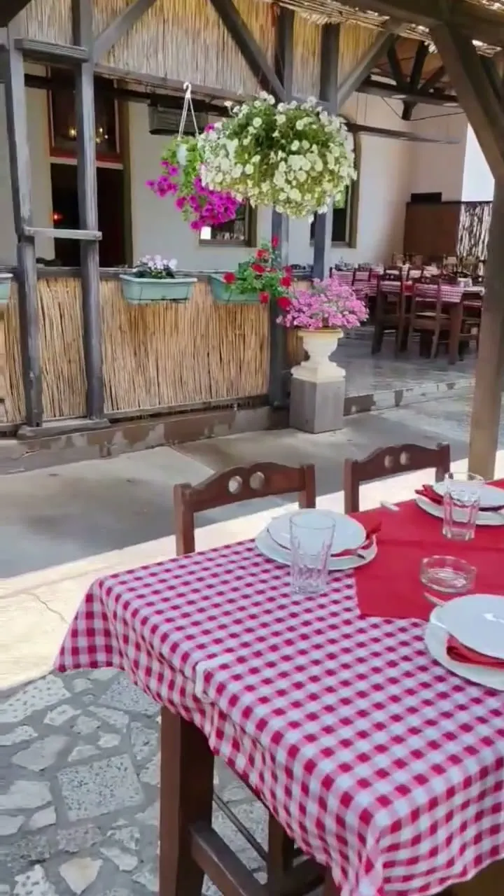 Snimak bašte i unutrašnje sale restorana
